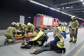 Impactantes imágenes del simulacro de fuego en el metro de Granada