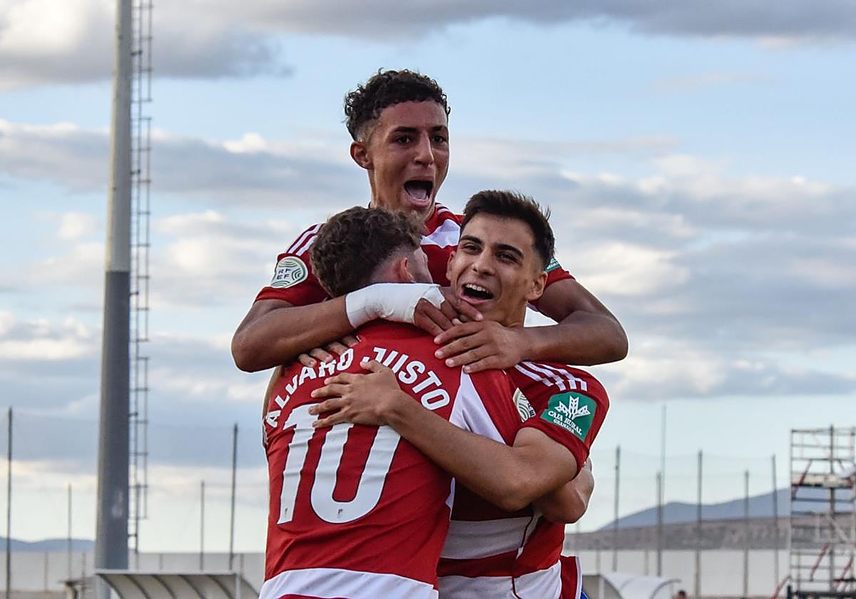 Los jugadores del filial festejan un tanto en casa.