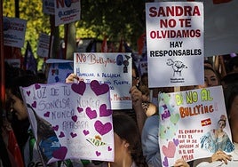 El suicidio de una menor que sufría bullying en Sevilla sacó a miles de jóvenes a la calle para protestar contra el acoso escolar.