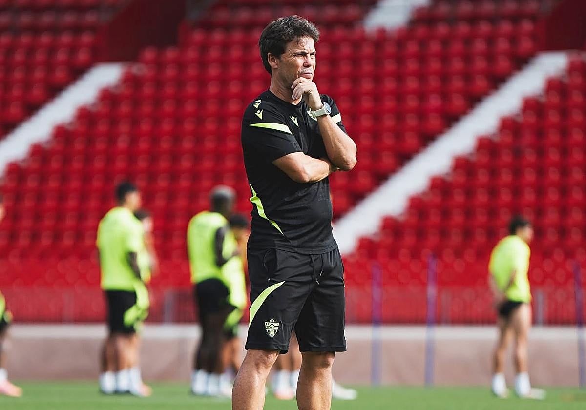 Rubi, pensativo, aventura un partido difícil ante un Ceuta del que conoce sus virtudes.