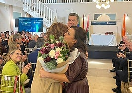 Silvia Membrive abraza a su madre y le entrega el ramo recibido.