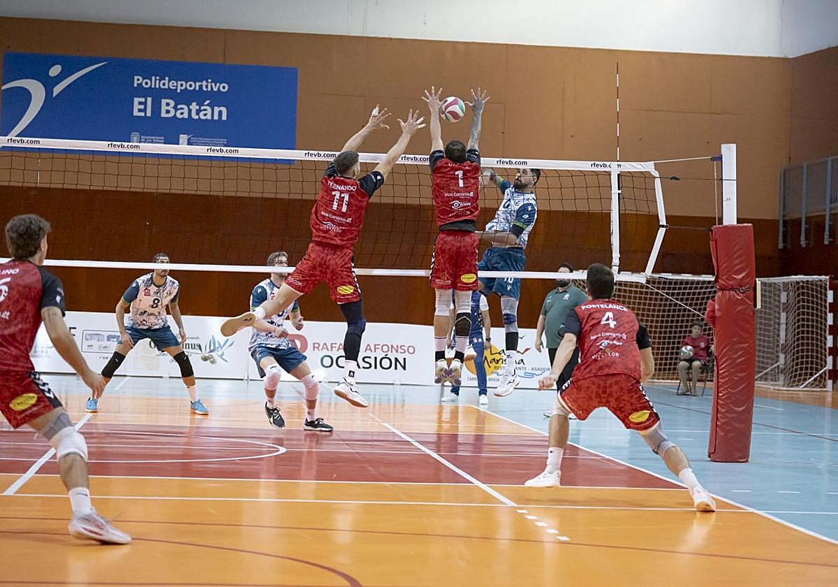 Fran Iribarne intenta superar el bloqueo de Vanole y Fernando Fernández.