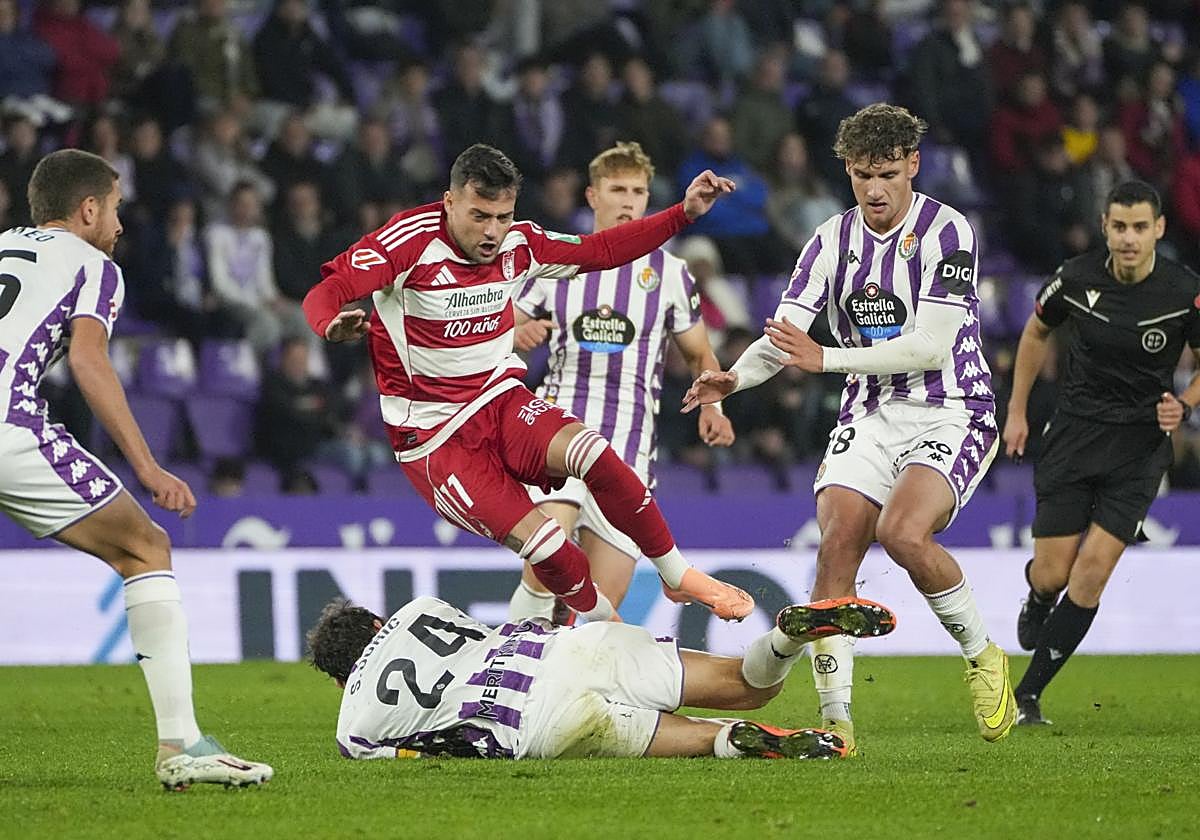 Arnaiz cae derribado en el partido contra el Valladolid.
