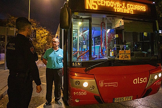 Un agente de la Policía Local charla con un conductor de un autobús de la línea N5.