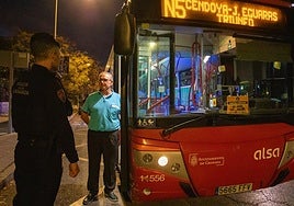Un agente de la Policía Local charla con un conductor de un autobús de la línea N5.