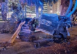 Imagen del vehículo en el que viajaban los tres jóvenes tras el accidente.