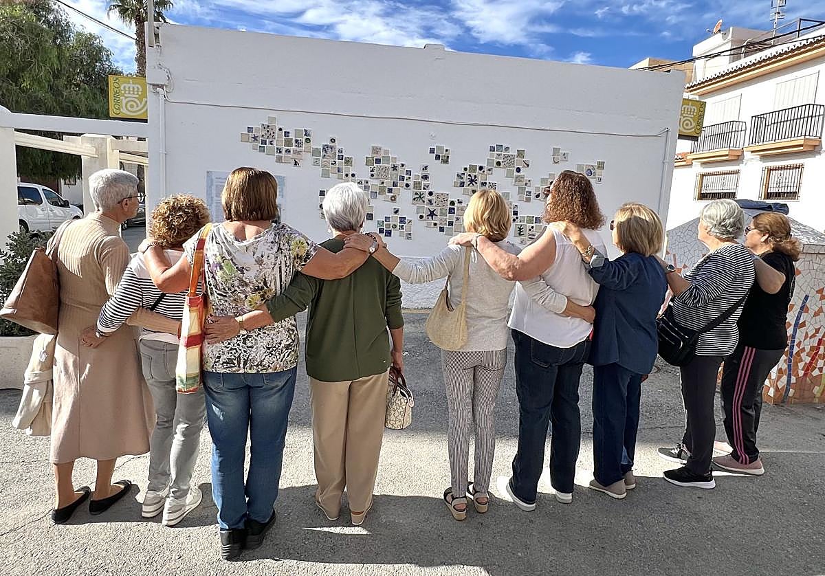 Las participantes observan el mural en Calahonda.