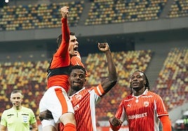 Alberto Soro celebra con sus compañeros un gol reciente con el Dínamo de Bucarest.