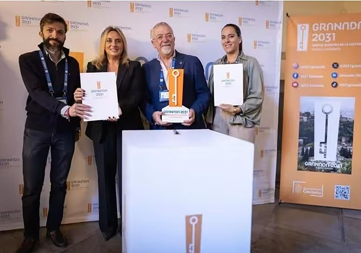 La Asociación de Guías Intérpretes del Patrimonio, junto a la alcaldesa de Granada, Marifrán Carazo por la candidatura de Capital de la Cultura 2031.