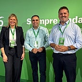 Los dos nuevos integrantes del consejo de dirección del PP andaluz, Inmaculada Hernández y Manuel Francisco García, felices tras los nombramientos, flanqueando al presidente provincial, Francisco Rodríguez.