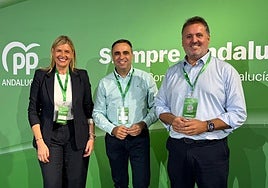 Los dos nuevos integrantes del consejo de dirección del PP andaluz, Inmaculada Hernández y Manuel Francisco García, felices tras los nombramientos, flanqueando al presidente provincial, Francisco Rodríguez.