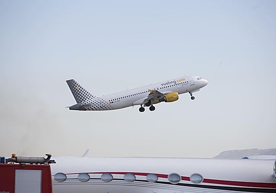 Un avión de Vueling despegando del aeropuerto de Granada.