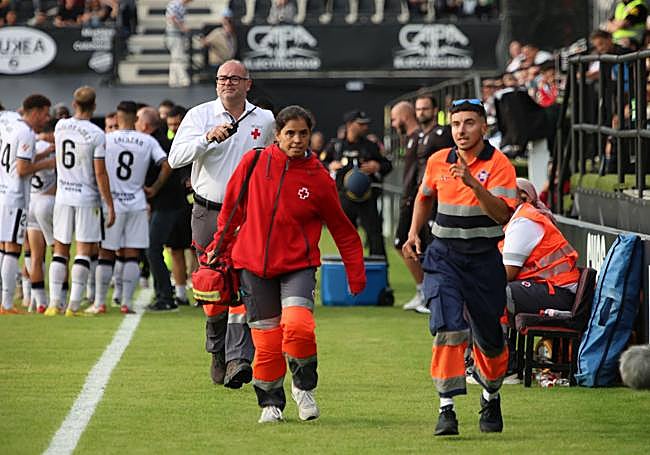 Miembros del servicio de Cruz Cruz Roja, en el Alfonso Murube (arriba).