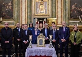 Foto de familia junto al Santo Rostro.