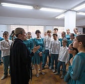 Mariola Cantarero habla con los integrantes del coro Pequeñas Voces de la Alhambra en el Aula Rosa Sabater.