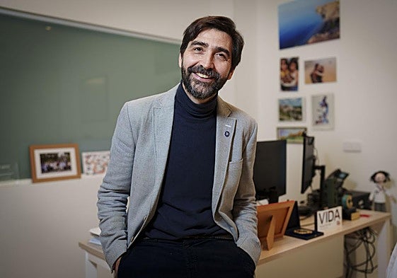 El doctor Antonio Pérez tiene en su despacho imágenes de la Alhambra y de la playa de la Joya, en Torrenueva.