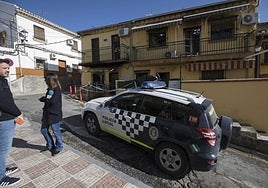 Un vehículo de la Policía Local de Pinos Puente recorre las calles de la localidad.