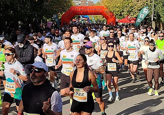Parte del pelotón durante la salida de la carrera Universidad-Ciudad de Granada.
