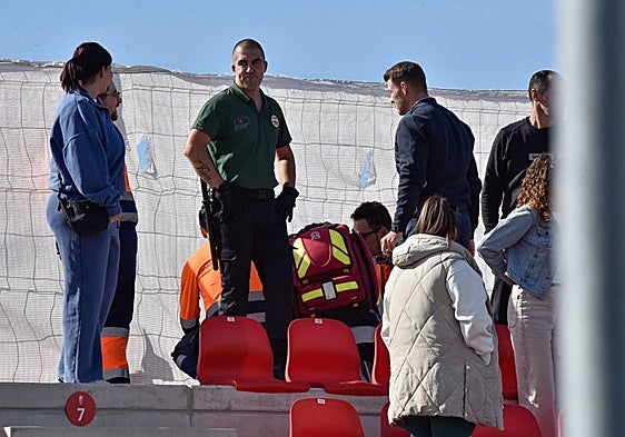 Atención médica en la grada de la Ciudad Deportiva del Granada.