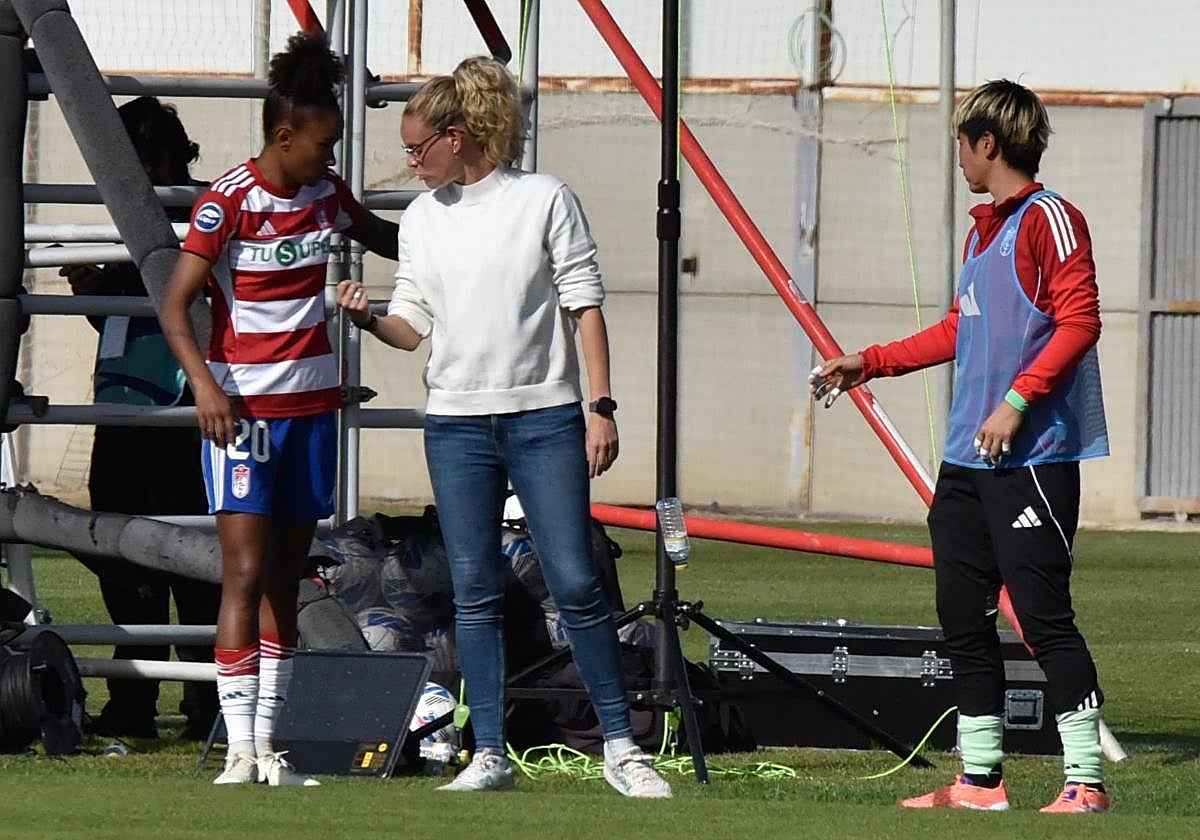 Irene Ferreras da indicaciones a Jujuba durante el partido.