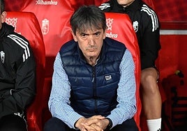 Pacheta, serio en su banquillo antes de empezar el partido.