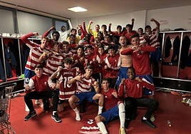 Celebración del Recreativo en el vestuario.