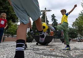 Una de las fotografías de la serie que sirvió para ilustrar el reportaje publicado el viernes en IDEAL bajo el título «Le pido al Cristo de los Favores que quite los maceteros para volver a jugar al fútbol».