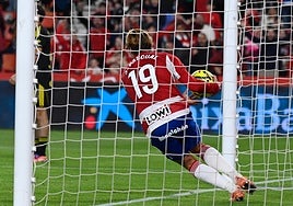 Jorge Pascual celebra el gol que inició la remontada al Real Zaragoza.