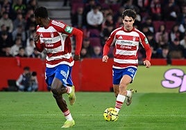 El rojiblanco Pedro Alemañ conduce el balón en Los Cármenes.