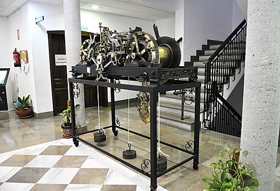 El antiguo reloj de la iglesia de Padul se exhibe en el consistorio