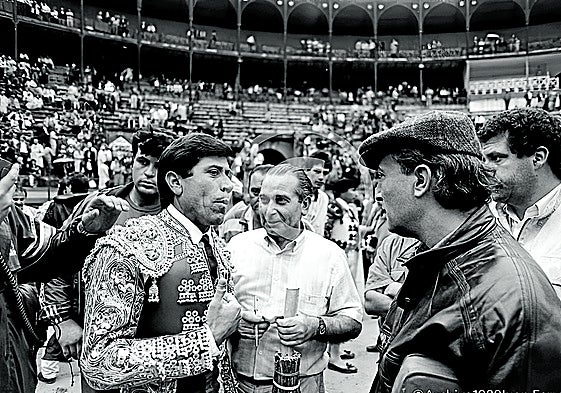 Tras la corrida, 'Manili' y el poeta Pepe Heredia charlan en la plaza de Granada.