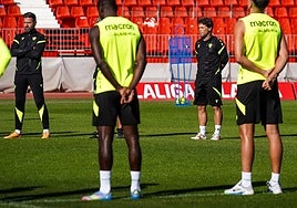 Rubi junto a sus jugadores guardando un minuto de silencio en el primer entreno semanal