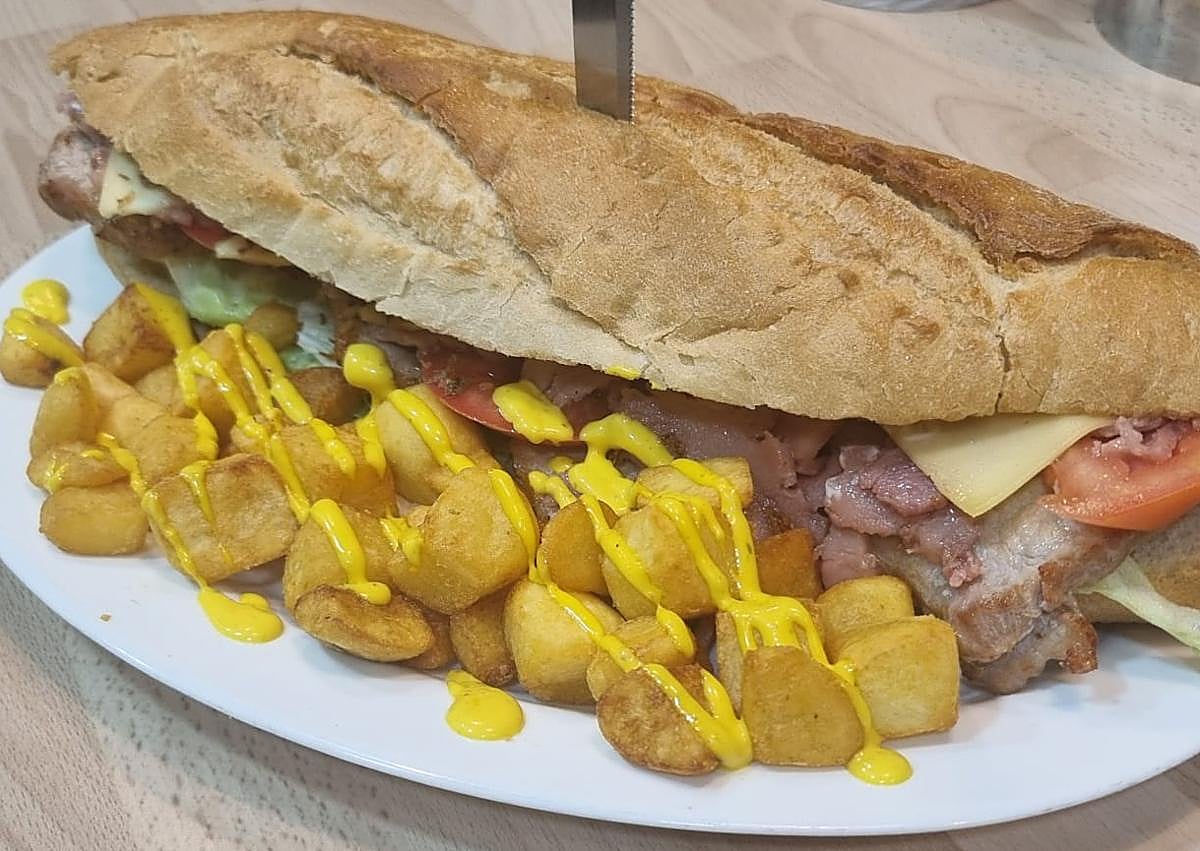 Imagen secundaria 1 - Este bar de Granada abrió en julio y pone tapas que parecen raciones: «Las de bocata miden 60 centímetros»