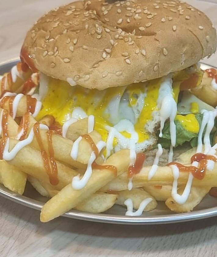 Imagen secundaria 2 - Este bar de Granada abrió en julio y pone tapas que parecen raciones: «Las de bocata miden 60 centímetros»