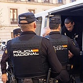 Agentes de la UIP de la Policía Nacional trasladan a la Audiencia a uno de los acusados.