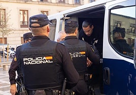 Agentes de la UIP de la Policía Nacional trasladan a la Audiencia a uno de los acusados.