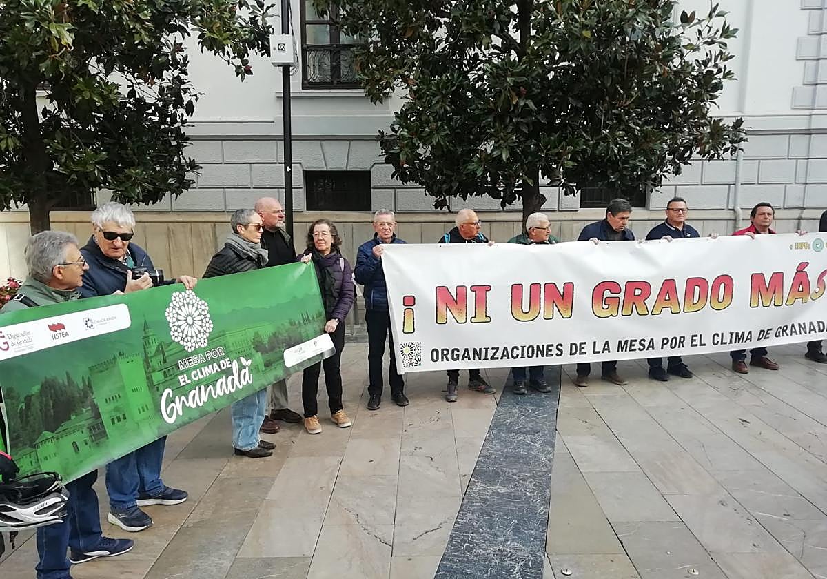 Representantes de la Mesa por el Clima, esta mañana en la Plaza del Carmen.