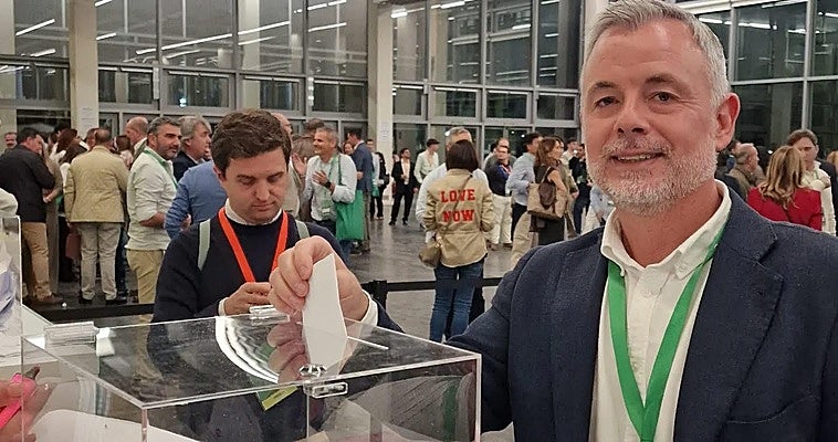 Nicolás Navarro votando por Juanma Moreno, este fin de semana, en el congreso del PP en Sevilla.