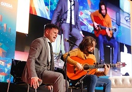 Juan Pinilla y su guitarrista Ismael Rueda en el escenario de la sala Manuel de Falla
