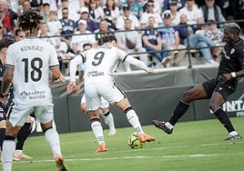 Una jugada del partido suspendido entre Ceuta y Almería.