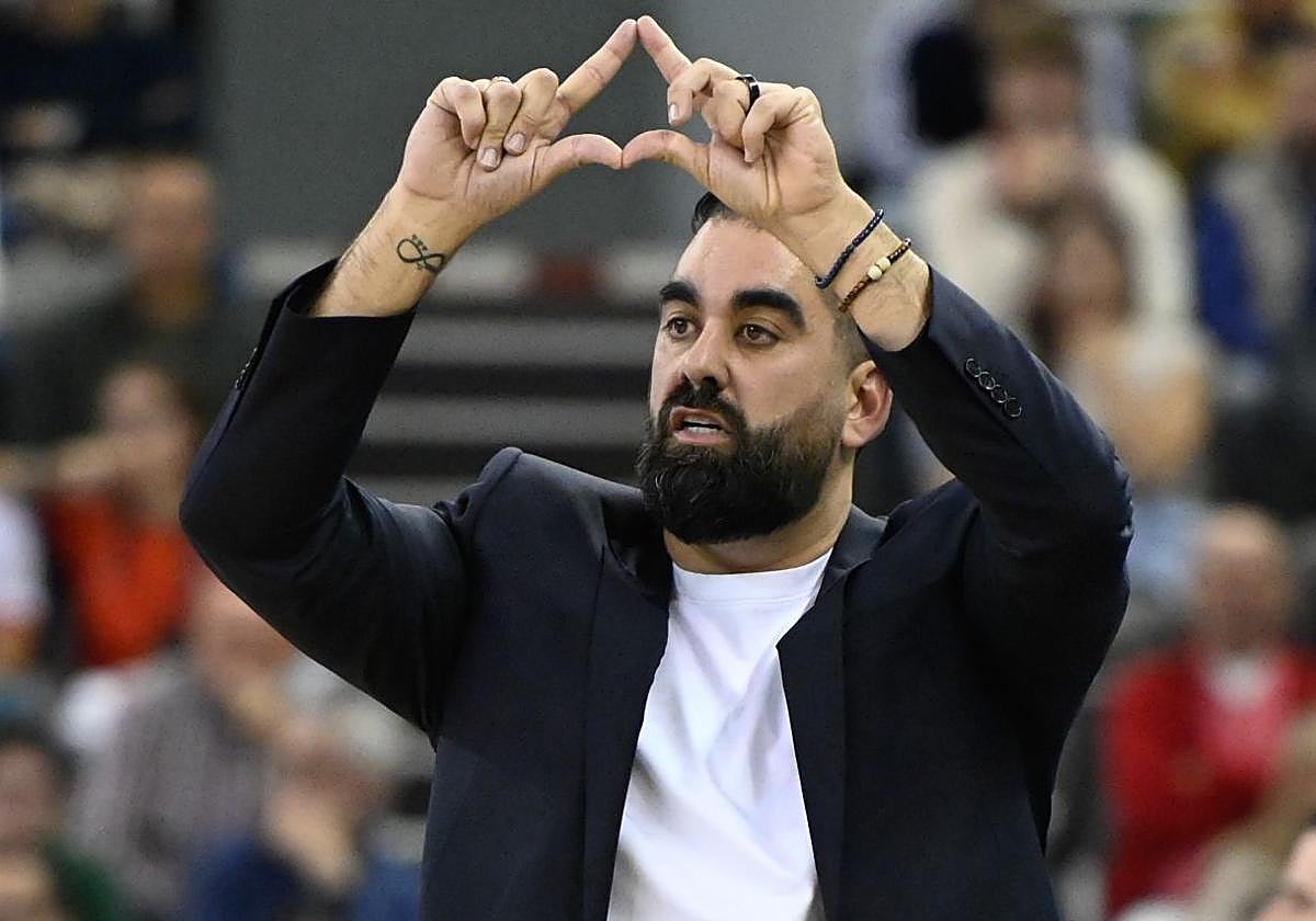Ramón Díaz marca una jugada ensayada durante el partido del Covirán.