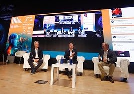 Enrique Romero, presentador de Canal Sur; Mario Balbontín, responsable de IA de ADM, productora del programa Andalucía en Semana Santa; y Juanma Blanco Poley, director de CanalSur Media.