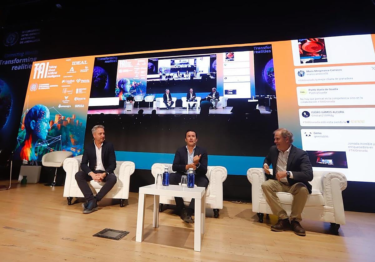 Enrique Romero, presentador de Canal Sur; Mario Balbontín, responsable de IA de ADM, productora del programa Andalucía en Semana Santa; y Juanma Blanco Poley, director de CanalSur Media.