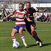 Linnéa Solvoll protege un balón ante una futbolista del Sevilla.