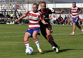 Linnéa Solvoll protege un balón ante una futbolista del Sevilla.