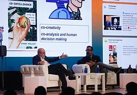 Paco Herrera y Sergio García sobre el escenario del Palacio de Congresos.