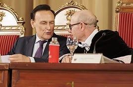 El consejero de Universidad e Innovación de la Junta de Andalucía, José Carlos Gómez Villamandos, junto con el rector de la Universidad de Granada, Pedro Mercado, en imagen de archivo