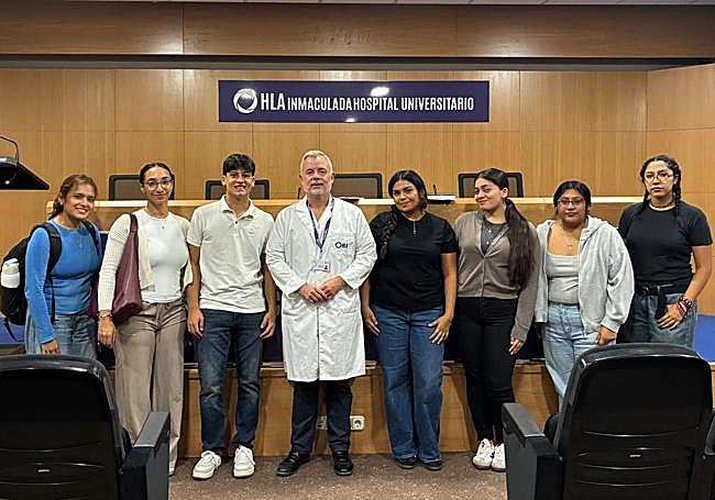 Nicolás Navarro, con la bata blanca, en un acto de recepción de alumnos de universidades estadounidenses en el hospital HLA Inmaculada.