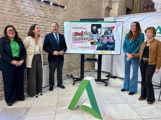 La consejera de Inclusión Social, Juventud, Familias e Igualdad, Loles López, durante la presentación de la campaña en la Delegación del Gobierno andaluz en Sevilla.