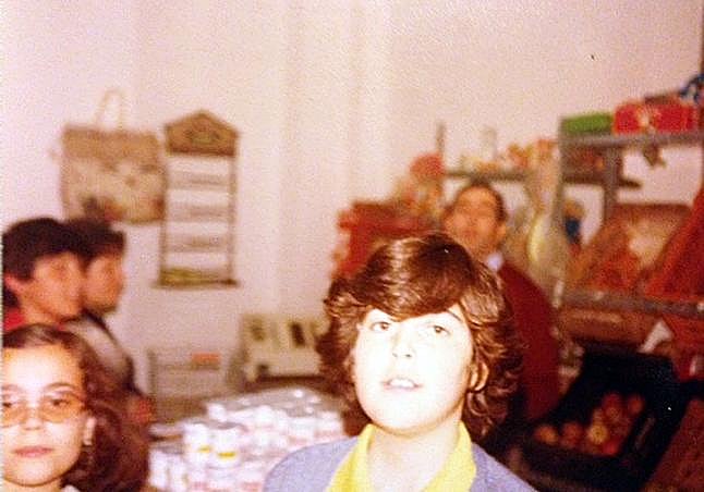 Félix el hijo y Félix padre al final de la foto junto una prima.